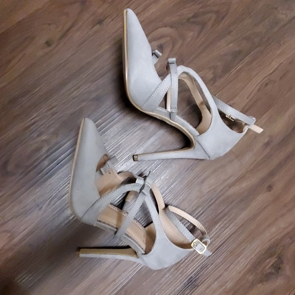 Journee Bow Detail Light Grey Heels - Picture 5 of 5